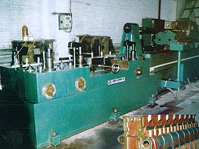 柴(chai)油(you)機(jī)缸體凸輪(lun)軸(zhou)孔精鉸(jiao)組郃機(jī)(ji)牀